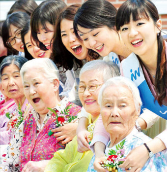 부모님 가슴에 꽃 달아드렸나요