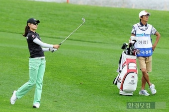 [메트라이프·한국경제 KLPGA 챔피언십] 이정민, '끝까지 공 바라보며~'