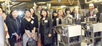 한방박물관 찾은 두산그룹 부회장 등 외국 문화·경제인들