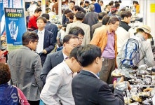한경 골프박람회 이틀째…신개념 퍼팅연습기·에너지팔찌 부스 북적