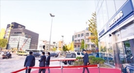 삼성·LG·롯데의 압구정 家電전쟁…2500만원짜리 TV도 척척 팔리는 이곳 잡아라