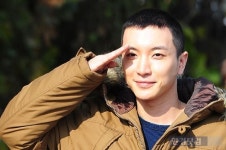 군대가는 이특 까까머리가 어색해요~