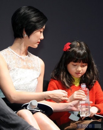 [포토] 오연수, '박사랑 챙기는 따뜻한 엄마의 모습'