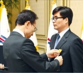 국내 1호 고졸 취업박람회 연 한경…고졸 인재시대 기초 닦은 공로 인정
