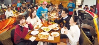 [프랜차이즈 상생시대] BBQ, 한국적 프랜차이즈 시스템 정착…치킨 대학 거쳐간 교육생 1만명