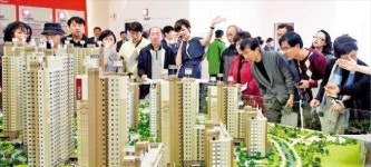 세금 면제·금리 인하 겹호재…주말 모델하우스 수만명 몰려