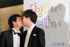 [포토] 김조광수 키스, 김승환 대표와 '저희 결혼합니다'