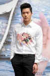 성수동기운을품은남자 | [포토] 하석진, '꽃 품은 남자~'