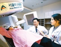 [대한민국 100대 상품] 서울아산병원 암센터, 전문의 5~7명이 환자 동시진료…암 수술 완치율 세계 최고