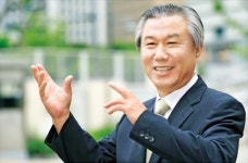 [월요인터뷰] 송용호 위원장 "대학 구조조정 강력히 추진…특성화 못하면 문 닫게 될 것"