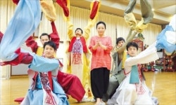 역동·현란·파격의 군무…궁중무용 변신은 무죄