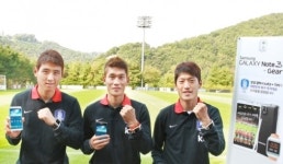 [사진] 갤럭시 기어 찬 축구 국가대표, 구자철·이청용