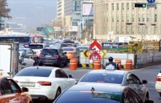 서울 시청역, 출근길 지상은 교통난 지하는 환승전쟁