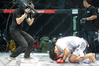 윤형빈 vs 밴쯔 대결, TKO 승으로 화제!화력파 개그맨의 격투기 은퇴 선언, 팬들 감동!
