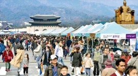 車 대신 사람들로 가득 찬 세종대로