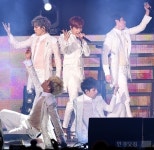 인피니트 1위 공약, 무대서 로미오와 줄리엣 분장