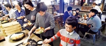 [한식뷔페 열풍] 삼겹살 2인분 값에 100가지 웰빙 밥상 즐겨요