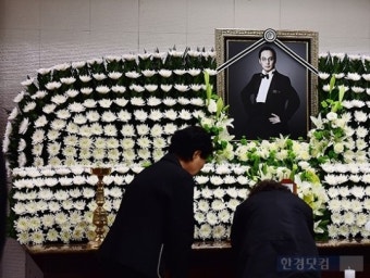 [포토] 故 신해철 빈소, '끝없이 이어지는 조문 행렬'