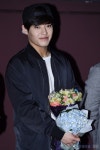[포토] 강하늘, 팬들 꽃 선물에…행복한 미소