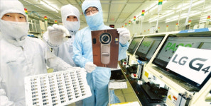 LG이노텍 G4 카메라 부품공장 가보니…100번 흔들어 테스트…손떨림 보정 20% 개선