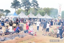 [포토] 불에 직접 고기 구워먹는 이색 바비큐 체험 (2015 연천구석기축제)