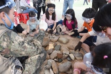 [포토] 주먹도끼 만드는 어린이들 (2015 연천구석기축제)