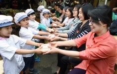 서울 중구청, 어버이날 앞두고 효도 떡 선물하는 어린이들