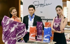 페라가모-작가 이세현 협업 스카프 선보여