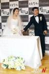 [포토] 이상구 예비신부와 꼭 잡은 두손
