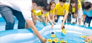 [기업들의 여름나기] 사이언스교실 운영…미래 과학자 꿈 심어주기