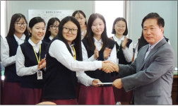 수원여고 학생자치회 임원, 대한결핵협회 경기지부에 결핵퇴치 기금 250만원 전달