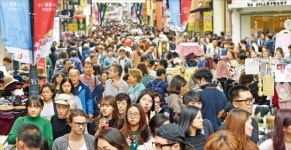 편의점·온라인몰·아울렛…바닥 소비 살아난다