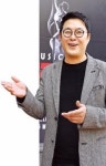 [人사이드 人터뷰] 정주영 회장 존경하던 산골 청년 엄홍현, 뚝심 하나로 뮤지컬계 