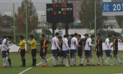 [2015 한경직장인축구리그]경기 후 서로 격려하는 선수들