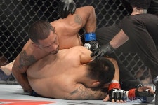 [포토] 프레디 세라노 말리는 심판 (UFC 서울)