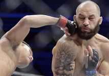 [포토] 최두호, 샘 시실리아 턱에 강펀치 적중 (UFC 서울)