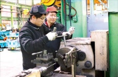 우수 고교생 뽑아 대학진학 지원에 미국 연수도…생산직 지원자 넘쳐나는 자동차 부품업체 아진산업