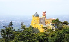 [여행의 향기] 초록 낙원에 숨겨진 보석…동화 속 궁전을 거닐다