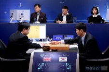 [세기의 대결] 센돌다운 이세돌 vs 이창호 같은 알파고…팽팽한 중반