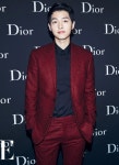 어디서나 우월…송중기, 디올옴므 컬렉션서 고품격 수트룩 공개