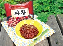 농심, 굵은 면발·쫄깃한 생면·다시마 국물…캠핑 마니아 사로잡은 짜왕·맛짬뽕