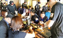웨이보 보고…유커 몰려오는 토스트·삼겹살집