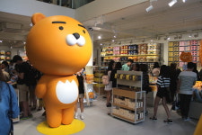 [핫]강남 한복판에 라느님…카카오프렌즈샵 인기 몸살