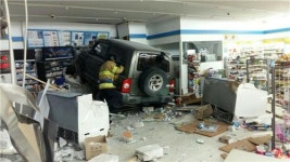 편의점 돌진 차량에 점원 부상..10대 남고생 아버지 차 몰래 운전