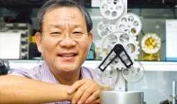 [人사이드 人터뷰] 대한민국 1호 시계명장 장성원 씨 47년간 못 고친 시계 없지만 새 시계엔 가슴 설레죠