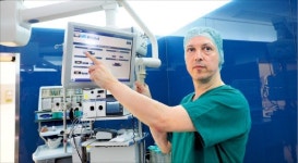 IT와 만난 수술실…터치 한 번에 의료기기·조명까지 준비 끝