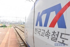 [포토] 태풍 '차바' 위력 앞에 멈춰선 KTX