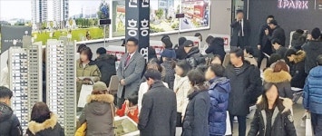 기지개 켜는 봄 분양…모델하우스마다 북적