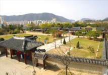 [여행의 향기] 철의 왕국 금관가야의 수도…수로왕릉으로 시간여행