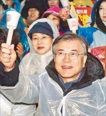 이재명 대표, 윤석열 퇴진 요구 촛불집회 참석 - 민주주의를 실천하며 국민 목소리에 귀 기울여